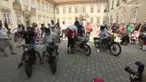 Para pebalap MotoGP melakukan konvoi keliling kota Brno dengan mengendarai motor klasik jelang seri MotoGP Ceska akhir pekan ini.