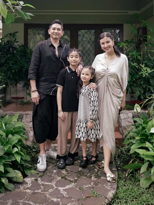 Suaminya Ryan Delon terlihat simpel menawan dibalut kemeja lengan panjang linen berwarna hitam yang dipadu celana jinny yang juga berwarna hitam. [Foto: Instagram/mrssharena]