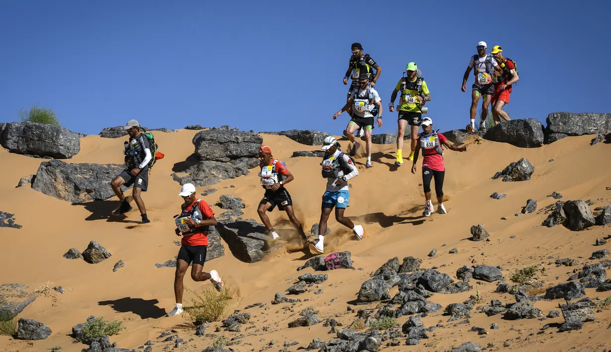 Para peserta bersaing dalam lomba lari Marathon des Sables ke-34 tahap kedua di Gurun Sahara, Maroko, Senin (8/4). Marathon des Sables merupakan salah satu lomba lari terekstrem di dunia. (JEAN-PHILIPPE KSIAZEK/AFP)