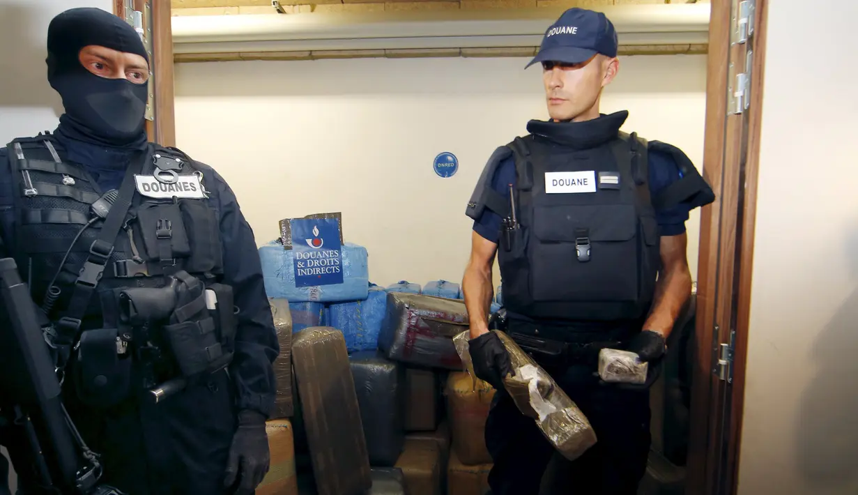 Sejumlah petugas di depan ruang penyimpanan ganja yang disita, Paris, Perancis, Senin (18/10/2015). Dalam dua tahun terakhir Perancis mengalami peningkatan peredaran obat - obatan terlarang. (REUTERS/Jacky Naegelen)