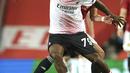 Gelandang AC Milan, Franck Kessie membawa bola dari kawalan gelandang Manchester United,  Bruno Fernandes pada pertandingan leg pertama babak 16 besar Liga Europa di Old Trafford, Inggris, Jumat (12/3/2021). MU bermain imbang atas AC Milan 1-1. (AP Photo/Dave Thompson)
