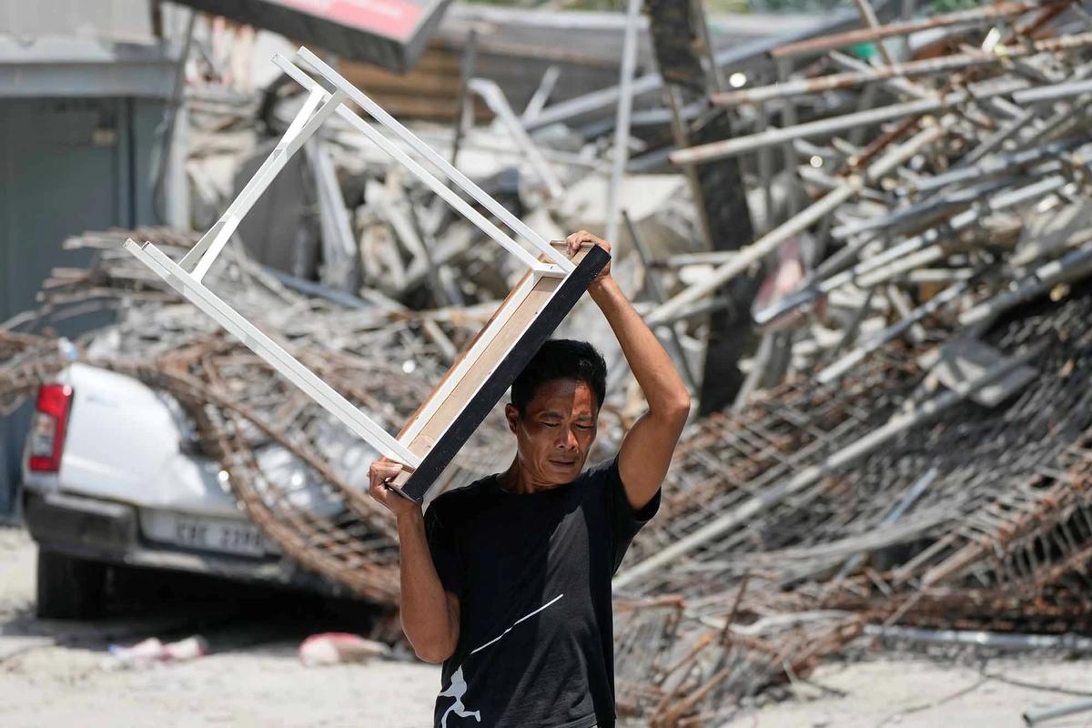 FOTO: Pencarian Korban Gedung Runtuh di Filipina Terus Berlangsung