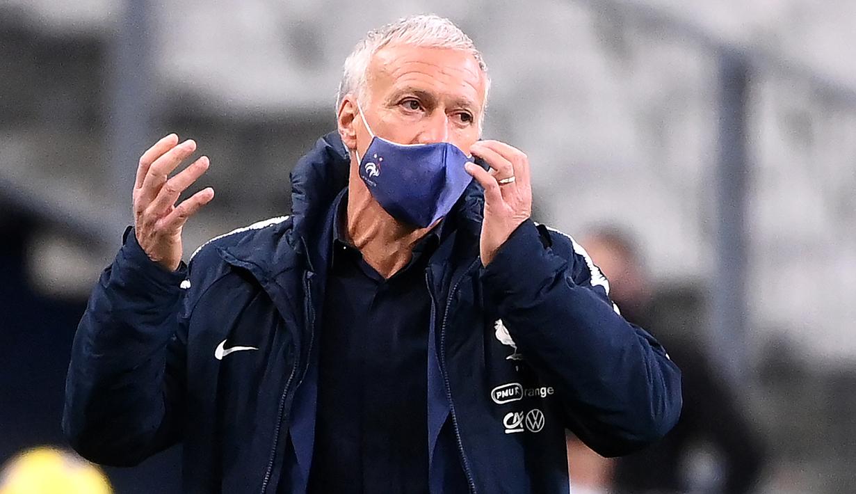Pelatih Prancis, Didier Deschamps, memberikan arahan kepada pemainnya saat menghadapi Swedia pada laga lanjutan Grup 3 UEFA Nations League di Stade de France, Rabu (18/11/2020) dini hari WIB. Prancis menang 4-2 atas Swedia. (AFP/Franck Fife)