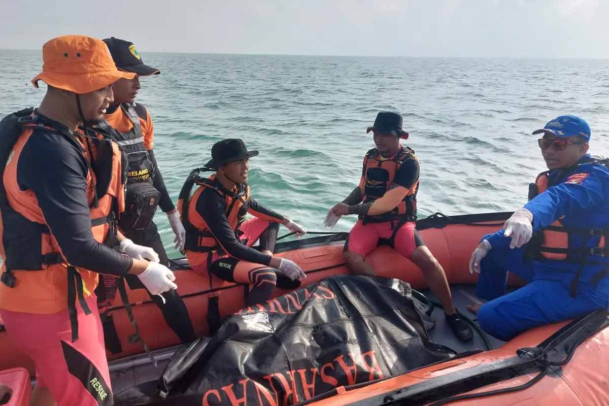 Proses evakuasi jasad nelayan