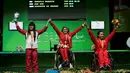 Ni Nengah Widiasih (kanan), bersama peraih emas, Muratli Nazmiye (Turki), dan peraih perak, Cui Zhe (China), kelas -42 kg putri Paralimpiade Rio 2016 di Pavilion 2 Rio Centro, Brasil, Jumat (9/9/2016) dini hari WIB. (Reuters/Ueslei Marcelino)