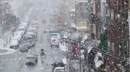 Suasana arus lalu lintas saat badai salju di distrik Brooklyn, New York (21/3). Badai salju yang melanda sebagian Amerika Serikat telah membawa salju dan angin kencang. (AP Photo / Mary Altaffer)