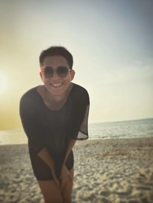Wajib punya saat ke pantai, mesh oversized tee yang membuat foto liburan ke pantai makin fashionable. Jangan lupa pasang sunglasses andalan kita.  (Foto: Instagram/oscarlawalata)