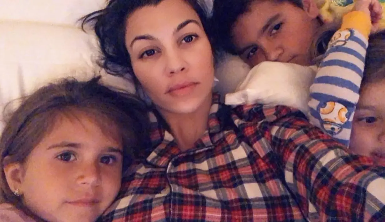 Terlihat jelas banget ya bahwa Kourtney Kardashian tetap bisa mengurus anak-anaknya di tengah kesibukan yang super padat. (instagram/kourtneykardash)