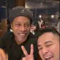 Raffi Ahmad mendatangkan pesepakbola legendaris Brasil, Ronaldinho, ke Indonesia (https://www.instagram.com/p/CfNexVSscMR/)