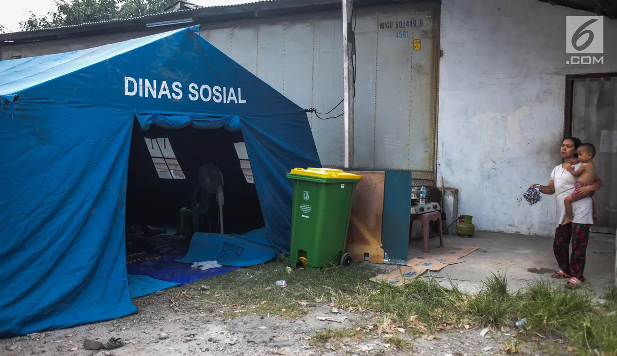 Suasana tenda pengungsian korban rumah ambles di Lodan Raya, Pademangan, Jakarta Utara, Kamis (22/11). Pengungsi tidak membawa perabotan yang banyak, hanya tampak sejumlah pakaian di dalam tenda itu. (Liputan6.com/Faizal Fanani)