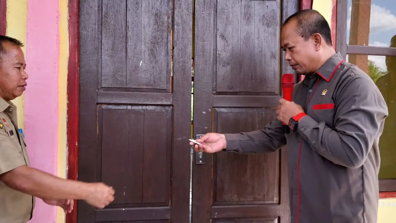 Ketua DPRD Sanggau Jumadi melakukan serah terima asrama putra pada acara HUT ke-38 SMP Kristen Setia Bakti Empaong di Jalan Bodok Sanggau. (IStimewa)