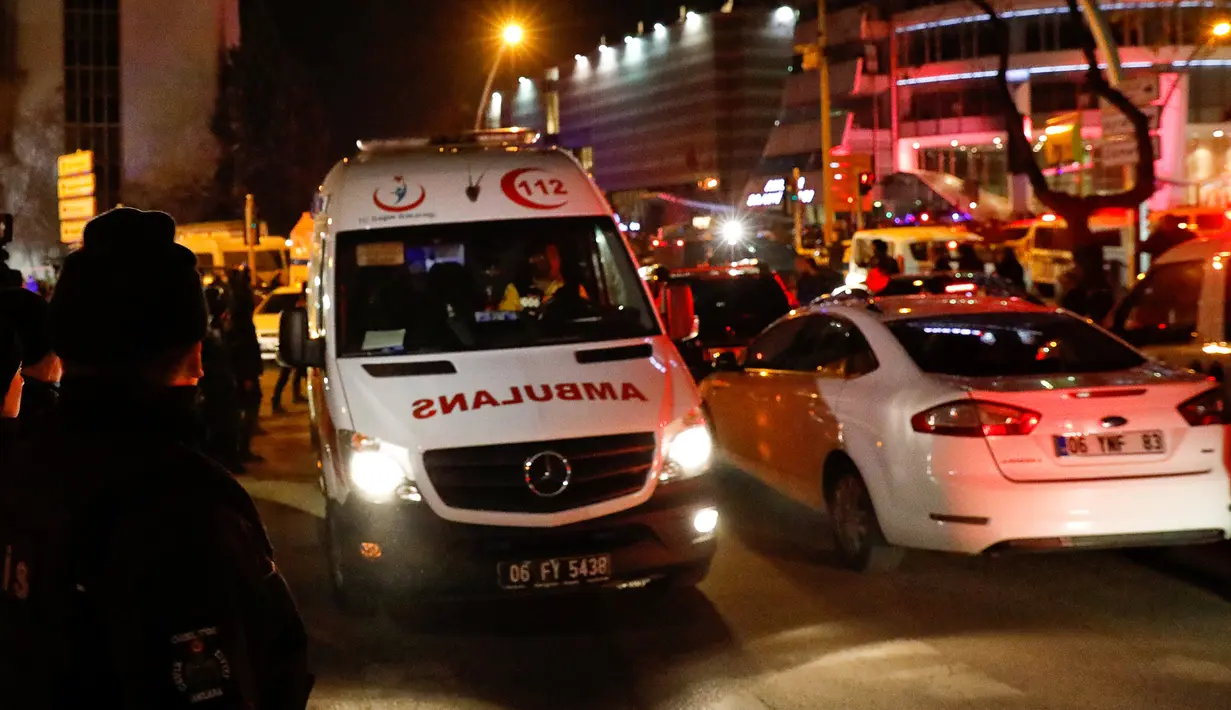 Mobil ambulans meninggalkan lokasi penembakan Dubes Rusia untuk Turki, Andrei Karlov oleh seorang mantan anggota kepolisian di sebuah galeri seni di Ankara, Senin (19/12). Insiden penembakan tersebut juga melukai tiga orang lainnya. (REUTERS/Umit Bektas)