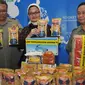 Ketua BPOM, Penny Lukito (tengah) menunjukkan makanan ringan bihun kekinian (Bikini) saat konferensi pers di Aula BPOM, Jakarta, Senin (8/8). Snack Bikini tersebut tidak melalui evaluasi keamanan, mutu, gizi dan label pangan. (Liputan6.com/Gempur M Surya)