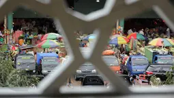 Suasana Pasar Induk Kramat Jati jelang Ramadan, Jakarta, Selasa, (9/6/2015). Mentan Andi Amran Sulaiman bekerjasama dengan Kemendag dan Bulog untuk menggelar pasar murah sebagai upaya antisipasi kenaikan harga jelang Ramadan. (Liputan6.com/Helmi Afandi)