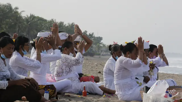 Ritual Melasti Jelang Nyepi di Bali