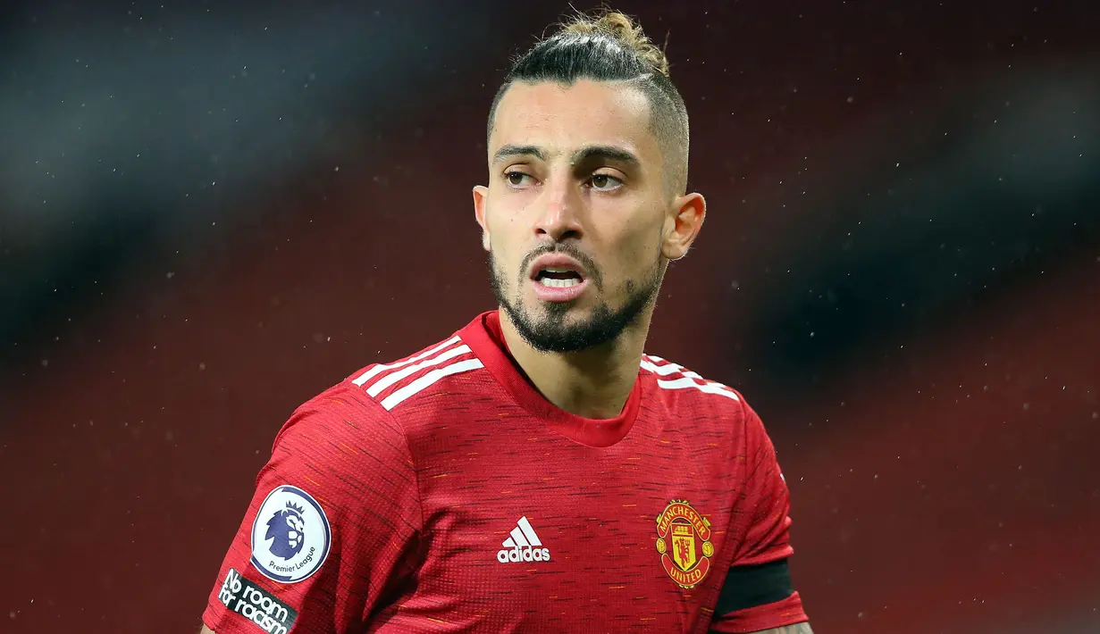 Alex Telles baru dimainkan oleh pelatih Ole Gunnar Solskjaer sebanyak tiga kali pada musim ini. Telles diketahui sering mendapatkan cedera pada musim ini. Pemain 28 tahun tersebut juga tercatat melakoni laga Derby Manchester di 17 menit akhir pertandingan. (AFP/Pool/Alex Livesey)