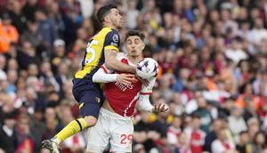 Pemain Arsenal, Kai Harvertz, duel udara dengan pemain Bournemouth, Marcos Senesi, pada laga pekan ke-36 Premier League 2023/2024 di Stadion Emirates, Sabtu (4/5/2024). Kemenangan ini membuat Arsenal berada di puncak klasemen Premier League dengan 83 poin. (AP Photo/Frank Augstein)
