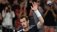 Andy Murray melambaikan tangan setelah dikalahkan Roberto Bautista pada babak pertama Australia Terbuka 2019 di Melbourne Arena, Senin (14/1/2019). (AFP/Greg Wood)