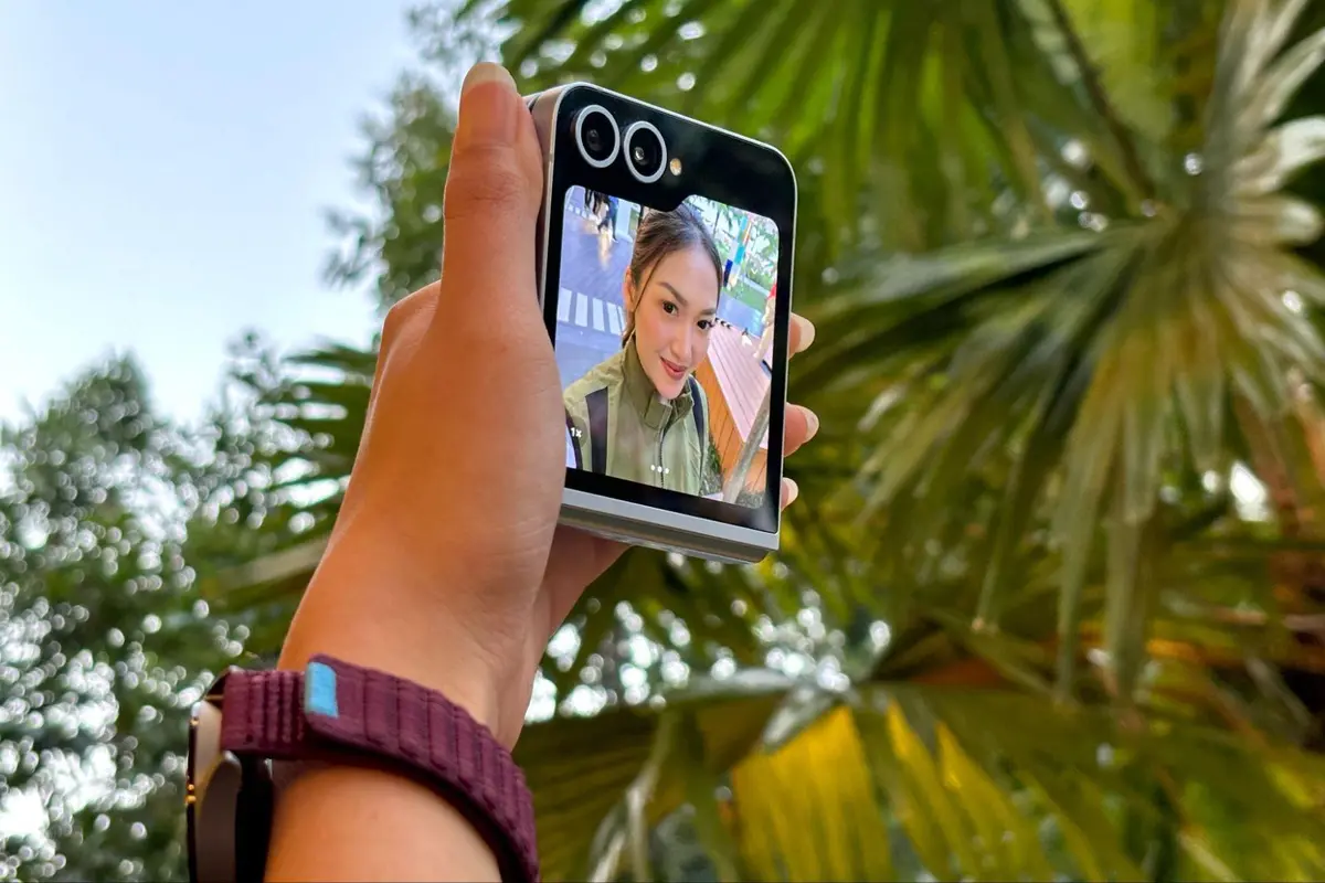 Flex Cam 50MP di Galaxy Z Flip6.