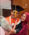 Kebahagiaan dirasakan Sahrul Gunawan. Selasa, 21 November 2023 kemarin, Sahrul baru saja menjalani wisuda S2-nya dari Universitas TPIQ Pertama. Wakil Bupati Bandung itu resmi bergelar Magister Ilmu Tafsir Al-Quran dari Universitas PTIQ.  [Instagram/dine.pearl]