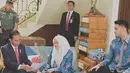 Presiden Jokowi saat berbincang dengan Shantysys serta anaknya Sys NS. Sekitar 10 menit Jokowi beserta rombongan bertakziah dikediaman Sys NS. (Instagram/ sabdaahessa)