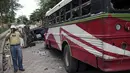 Seorang pria tampak mengabadikan gambar lokasi bentrokan yang terjadi antara pengunjuk rasa dan polisi di Nikaragua, Kamis (8/10/2015). Bentrokan dipicu sengketa operasi tambang emas yang dimiliki oleh Kanada B2Gold Corp. (REUTERS/Oswaldo Rivas)   