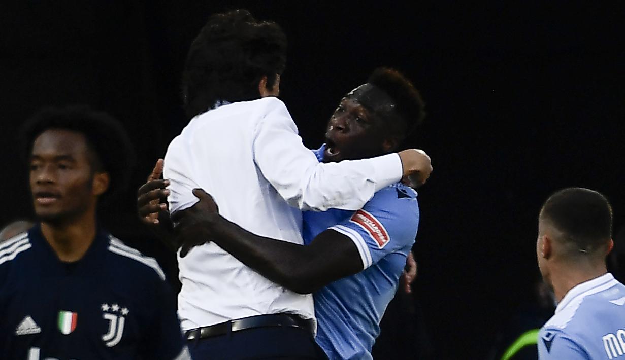 Striker Lazio, Felipe Caicedo, merayakan gol bersama pelatih Simone Inzaghi di masa injury time saat menghadapi Juventus dalam lanjutan Liga Italia Serie A di Stadion Olimpico, Roma, Minggu (8/11/2020). Lazio bermain imbang 1-1 dengan Juventus. (AFP/Filippo Monteforte).