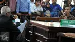 Terdakwa kasus dugaan suap Majelis Hakim dan Panitera PTUN Medan, OC Kaligis menanggapi pernyataan saksi Afrian Bondjol (kanan) yang merupakan anak didiknya, dalam sidang lanjutan di Pengadilan Tipikor, Rabu (4/11). (Liputan6.com/Helmi Afandi)