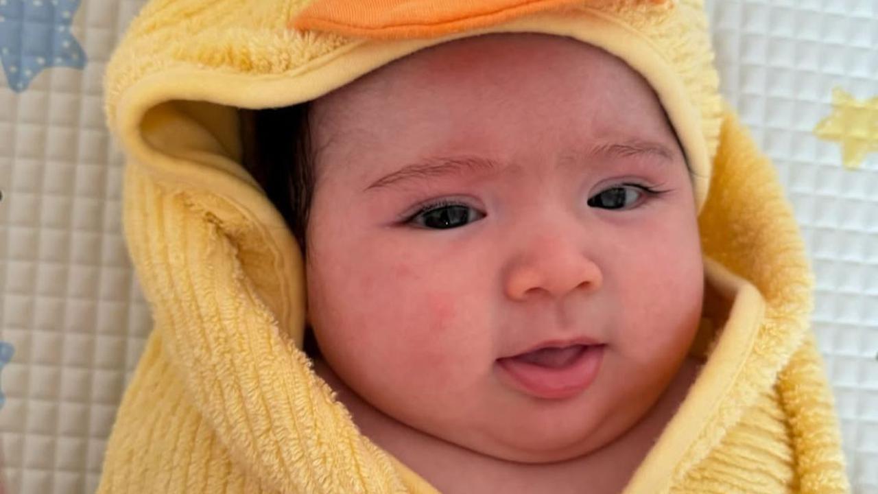 Potret Menggemaskan Hagia Anak Jedar, Berbalut Handuk Bebek dengan Ekspresinya yang Curi Perhatian