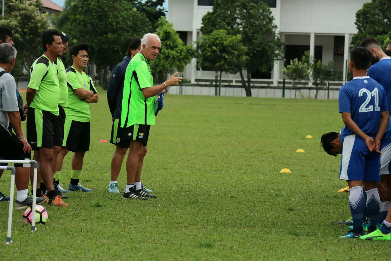 Pelatih Persib Mario Gomez memberi instruksi kepada tim asuhannya. (Liputan6.com/Kukuh Saokani)