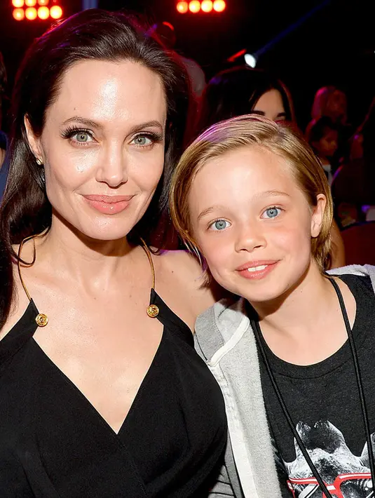 Di hari ulang tahun Pitt pada 18 Desember lalu, tak terlihat sebuah perayaan apapun. Termasuk hadiah dan pesta dari anak-anaknya, justru di tempat lain Shiloh tampak sedang jalan-jalan dengan sang ibu. (doc.usmagazine)