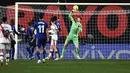 Penjaga gawang Real Madrid, Thibaut Courtois melakukan penyelamatan saat bertanding melawan Rayo Vallecano pada pertandingan La Liga Spanyol di stadion Vallecas di Madrid, Spanyol, Minggu (27/2/2022). Real Madrid menang tipis atas Rayo Vallecano 1-0. (AP Photo/Jose Breton)