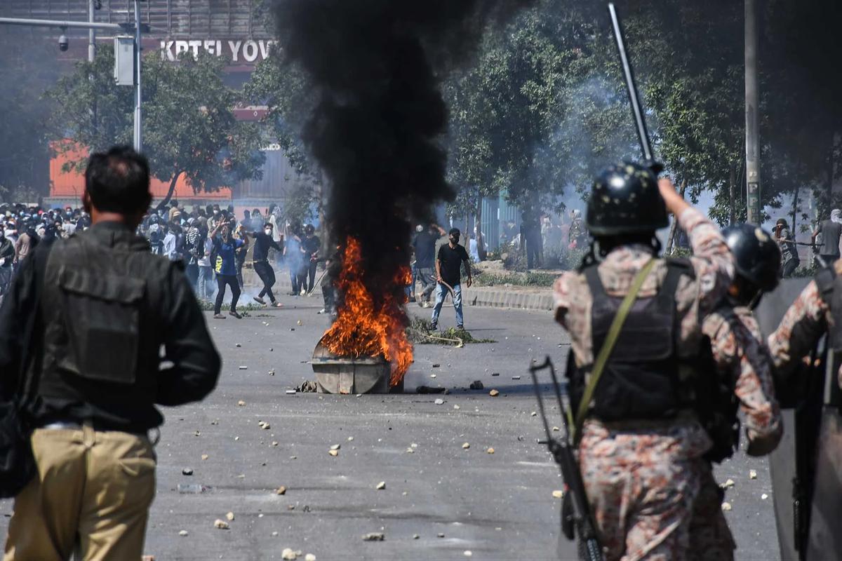FOTO: Sembilan Tewas dalam Bentrokan Protes Pembunuhan Khamenei di Karachi