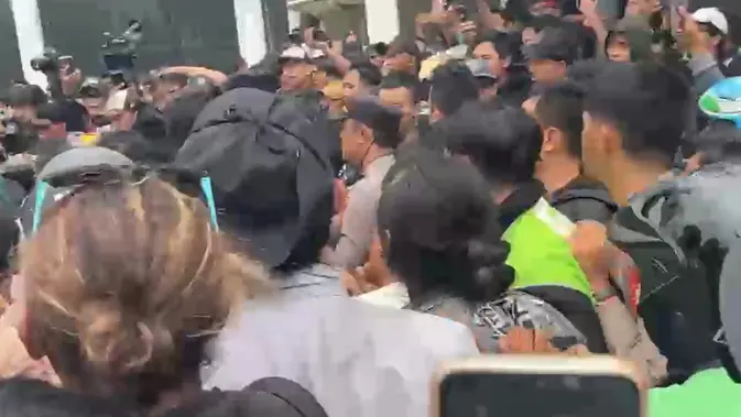 Massa AMPB Bubar dari DPR, Polisi Tangkap Pria Bawa Sajam dan Copet