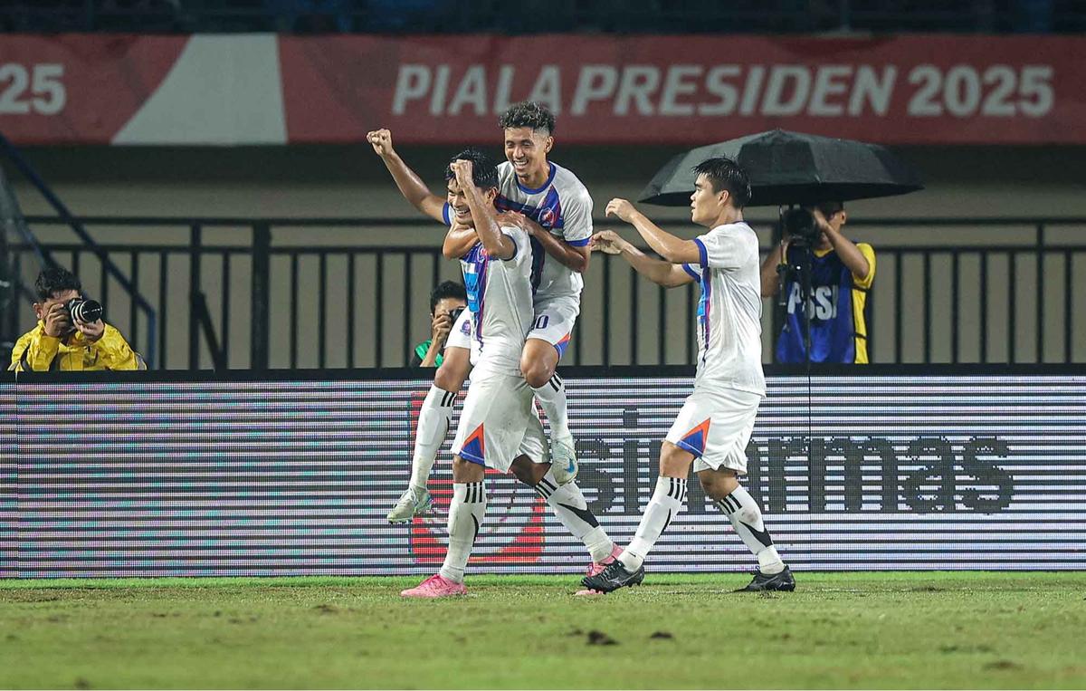 FOTO: Port FC Kalahkan Oxford United, Boyong Trofi Piala Presiden 2025 ke Thailand
