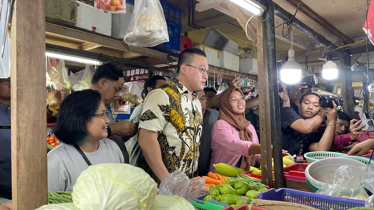 Anggota Komisi D Dewan Perwakilan Rakyat Daerah (DPRD) Jakarta dari Fraksi PDI Perjuangan, Hardiyanto Kenneth di pasar Tomang Barat, Grogol Petamburan, Jakarta Barat saat sidak, Jumat, 28 Februari 2025 (Istimewa)