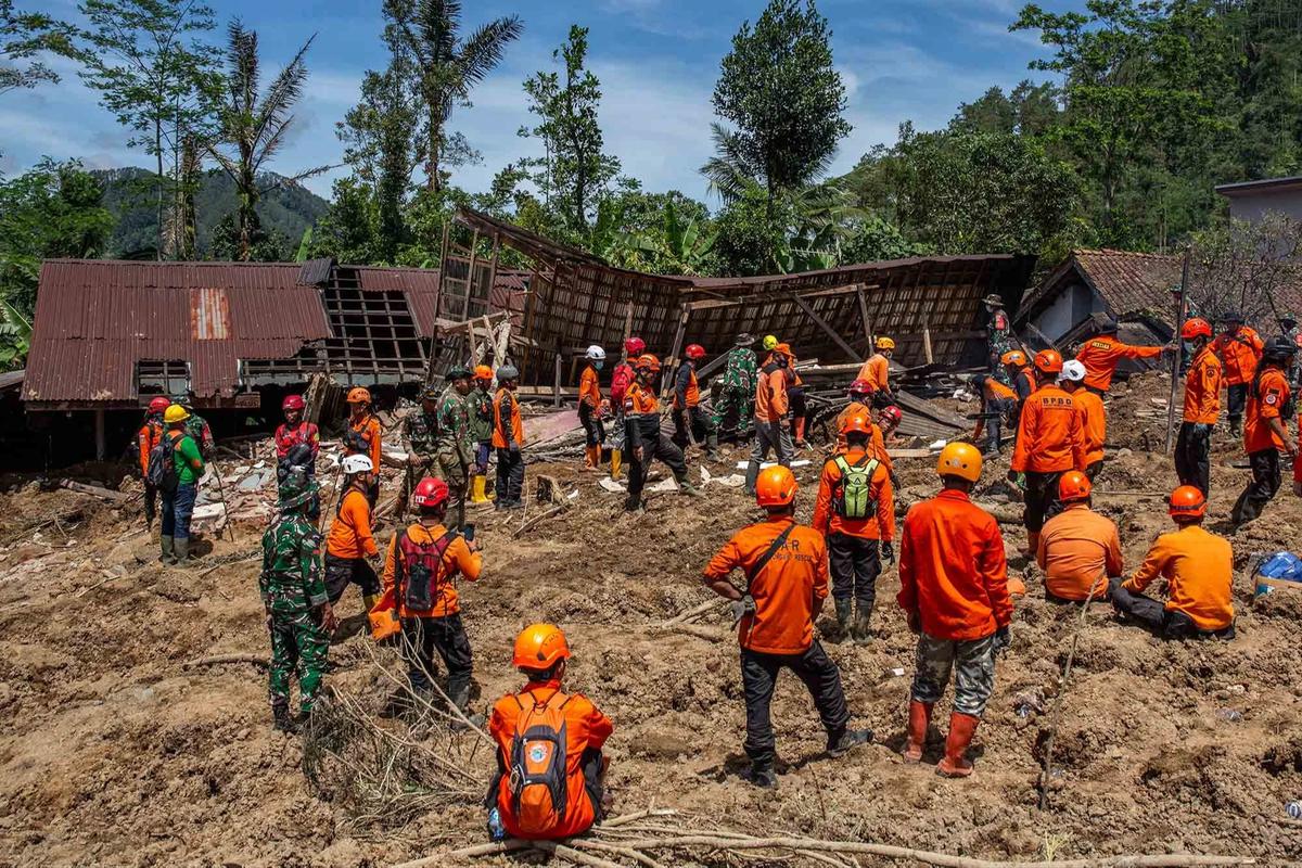 FOTO: Operasi Pencarian Korban Longsor Banjarnegara Kembali Dilanjutkan, Satu Jenazah Berhasil Dievakuasi