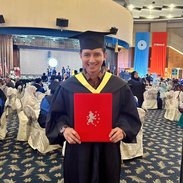 6 Potret Chand Kelvin Wisuda S2 di Malaysia, Didampingi Istri Tercinta