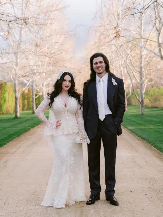 Di kesempatan itu, Kat Dennings mengenakan gaun vintage Alexander McQueen. Gaun bermodel peplum itu hadir dengan kain lace yang memberi kesan tradisional.  [@katdenningsss]