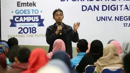Koordinator Daerah Liputan6.com Harun Mahbub memberikan workshop media di era digital Emtek Goes To Campus 2018 di Universitas Negeri Semarang (UNNES), Semarang, Selasa (17/7). (Liputan6.com/Herman Zakharia)