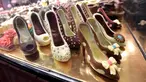 Kreasi cokelat yang berbentuk sepatu hak tinggi ditampilkan selama Chocolate Fair di Brussels, Belgia pada 21 Februari 2019. Edisi ke-6 Chocolate Fair berlangsung mulai 22 Februari 2019 hingga 24 Februari mendatang. (Photo by EMMANUEL DUNAND / AFP)