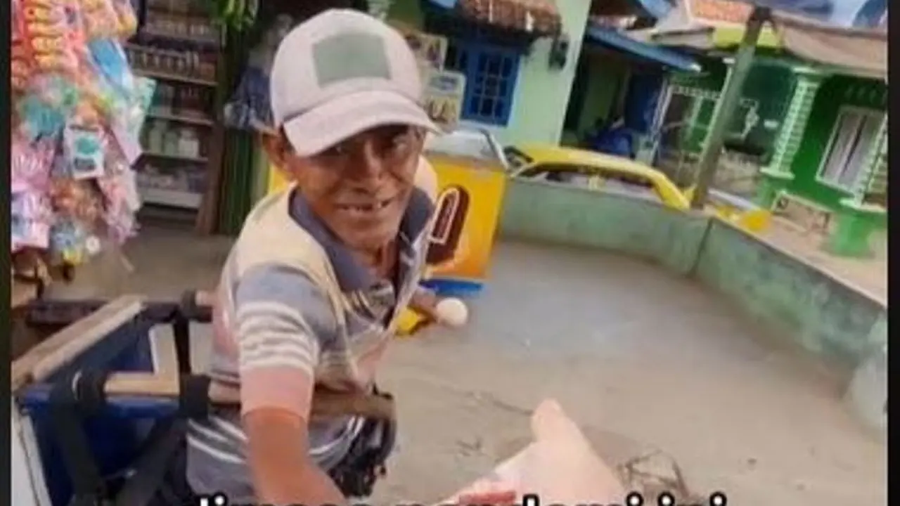 Wanita Bagikan Uang dari Mobil untuk Pedagang Keliing Tedampak PPKM