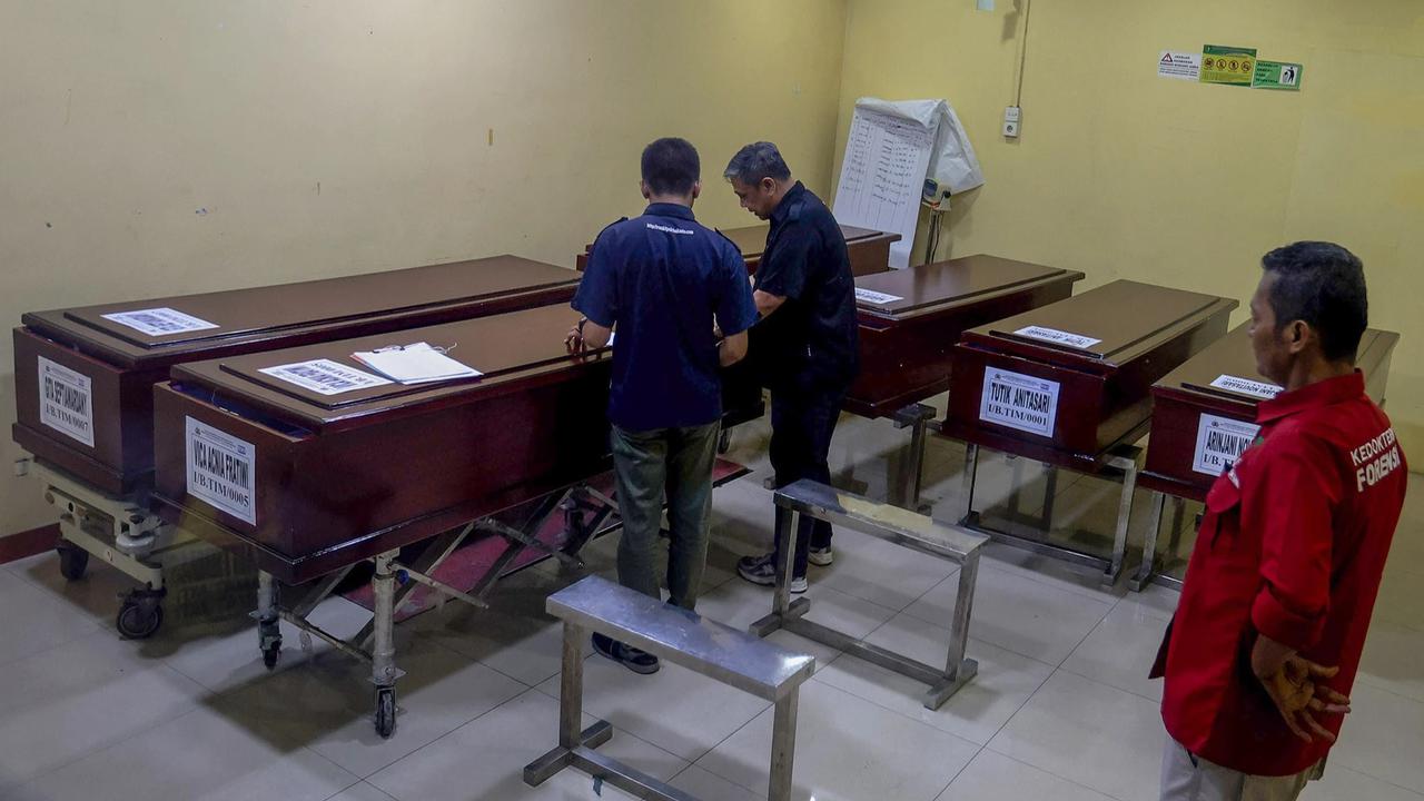 FOTO: Tangis Keluarga Iringi Penyerahan Jenasah  Korban Tabrakan Kereta Bekasi