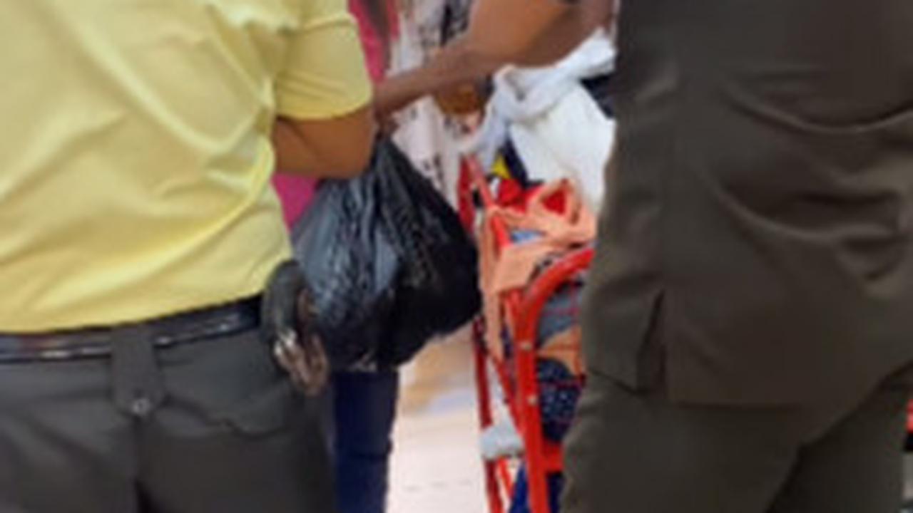 Perempuan ini Bikin Jengkel Pedagang, Nawar Baju Keterlaluan Harga Rp15 Ribu Minta Rp3 Ribu
