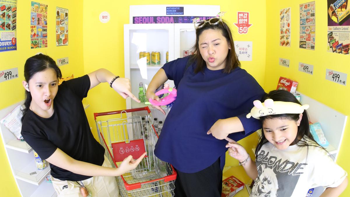 Audy Item Foto Maternity Bareng Dua Anak-Anak, Curhat Hamil di Usia 43 Tahun