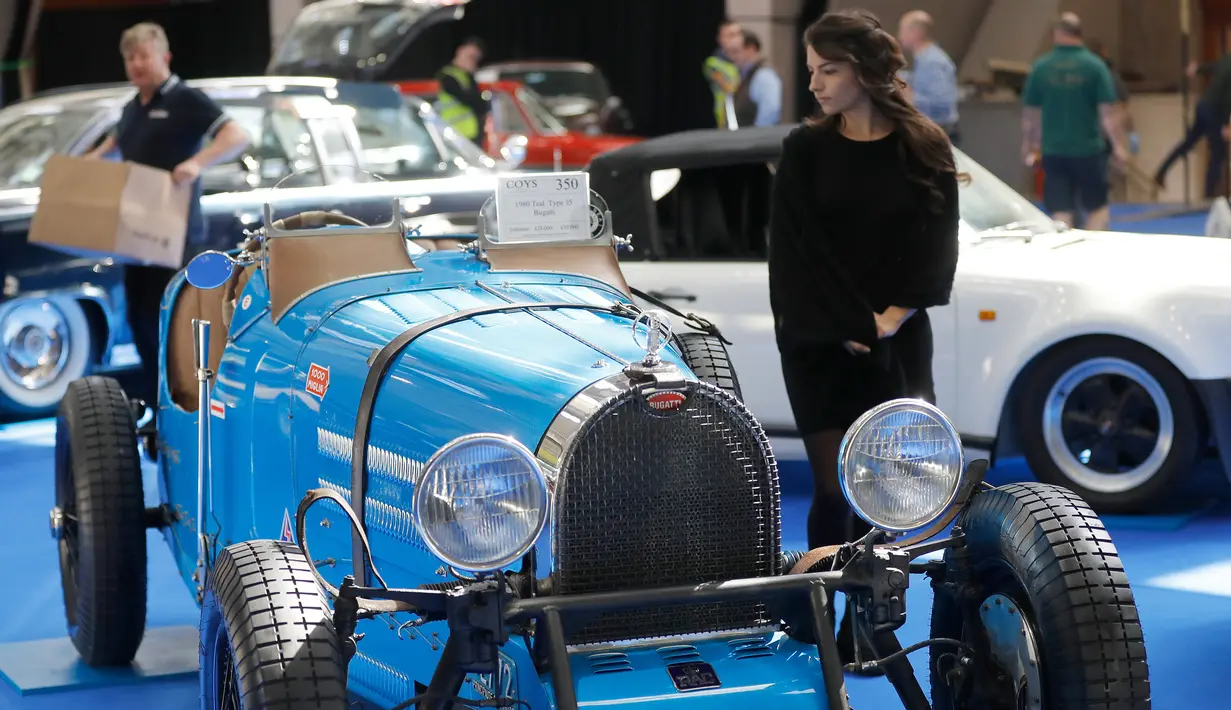 Seorang pengunjung melihat mobil Teal Jenis Bugatti dalam lelang Coys di London, Inggris (11/4). Mobil ini diperkirakan dilelang seharga 32,000-40,000 Euro. (AP Photo / Frank Augstein)