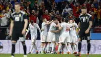 Para pemain timnas Spanyol merayakan gol yang dicetak ke gawang timnas Argentina dalam laga uji coba di Wanda Metropolitano, Rabu (28/3/2018) dini hari WIB. (AP Photo/Francisco Seco)