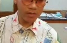 Gaya Santai Gibran Ngantor Hari Ini, Berkacamata ala John Lenon dan Tenteng Tablet Pokemon