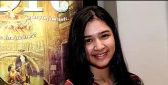 Selebriti cantik dan berbakat ini ternyata tidak suka memakai high heels, Mikha lebih suka pakai sandal jepit dan sneakers untuk pergi, karena lebih aman dan nyaman.