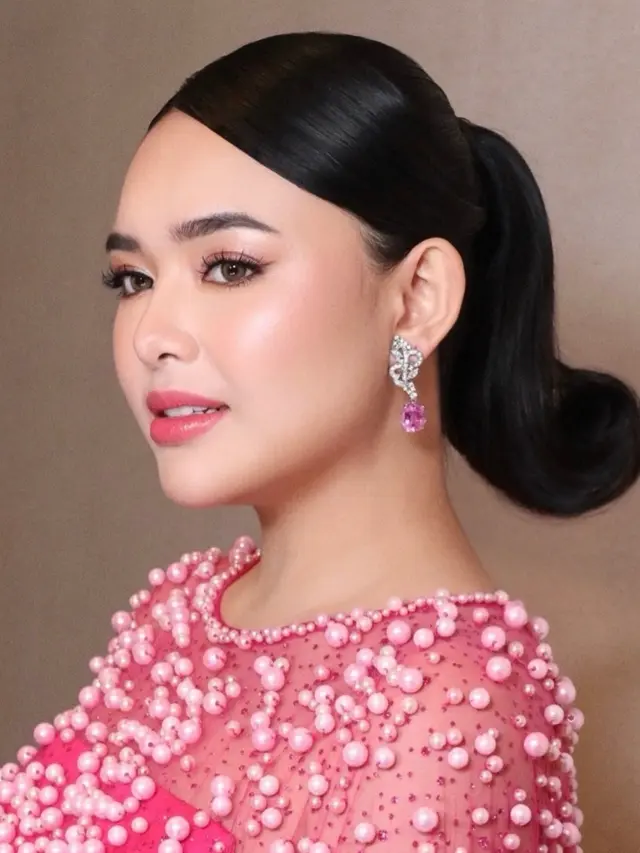 Amanda Manopo saat Premier Film CAPER tampil pakai anting pink. [@jooehair]